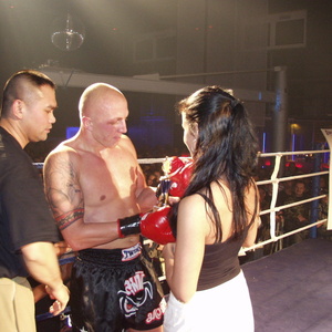 Gregor Reinhardt auf einem "Fight-Club Karl Marx Stadt"-Event in Sachsen 2004. Damals noch auf seinem Oberarm tätowiert: das Konterfei von Ian Stuart Donaldson, samt einem Symbol der von ihm ins Leben gerufenen "Blood & Honour"-Bewegung