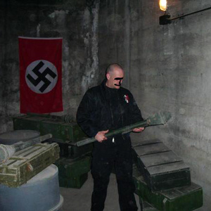 Das Foto des Besuches eines Waffenlagers findet sich im Fotoalbum »Hammerfest Budapest 18.10.08« eines Angehörigen der Hammerskins Westmark. Das »European Hammerfest« ist alljährlich Treffpunkt europäischer Hammerskins und fand im Oktober 2008 in Budapest statt.