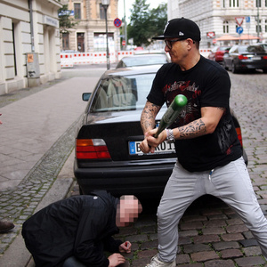 Der AfD-Kandidat Jörg Alsleben (rechts) 2013 bei einer Auseinandersetzung vor der Bar "Heaven" in Magdeburg.