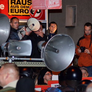 Der JN-Funktionär Julian Monaco (oben links) 2012 bei einer NPD Veranstaltung in Leipzig.