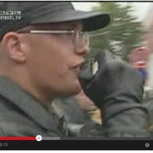 Klemens Otto mit Megaphon auf einer Neonazi-Demonstration.