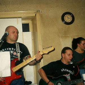 Die Stuttgarter Kneipe »Kolbstube« ist ein Gründungsmythos von Blood & Honour in Deutschland. In einer Wohnung über der Kneipe wohnte 1992 zeitweise Ian Stuart Donaldson (links mit Gitarre), der 1993 verstorbene Gründer und Anführer von B&H. Seine Band Skrewdriver trat mehrfach in der Kneipe auf.