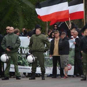 Heiko Krause (Bildmitte mit Mütze) sitzt für die NPD im Kreistag.