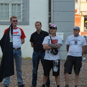 Gemeindam bei einer Neonazikundgebung 2013 in Wittenberg: Der wegen eines versuchten Bombenanschlags 1994 verurteilte Andreas Mattheus (1.v.l.), der NPD-Kreischef Thomas Lindemann (2.v.l.) und das neue Kreisrat-Mitglied Torsten Escherich (3.v.l.).