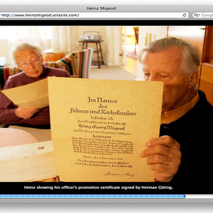 Heinz Georg Migeod (rechts) posiert mit einer NS-Urkunde von Herman Göring.