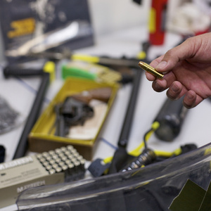 Auf einer Pressekonferenz im Dortmunder Polizeipräsidium präsentiert der Polizeipräsident Norbert Wesseler einen kleinen Teil der beschlagnahmten Gegenstände. Darunter auch scharfe Waffen und rund 1000 Schuss scharfe Munition.