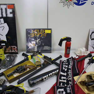 Auf einer Pressekonferenz im Dortmunder Polizeipräsidium präsentiert der Polizeipräsident Norbert Wesseler einen kleinen Teil der beschlagnahmten Gegenstände. Darunter auch scharfe Waffen und rund 1000 Schuss scharfe Munition.