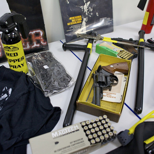 Auf einer Pressekonferenz im Dortmunder Polizeipräsidium präsentiert der Polizeipräsident Norbert Wesseler einen kleinen Teil der beschlagnahmten Gegenstände. Darunter auch scharfe Waffen und rund 1000 Schuss scharfe Munition.