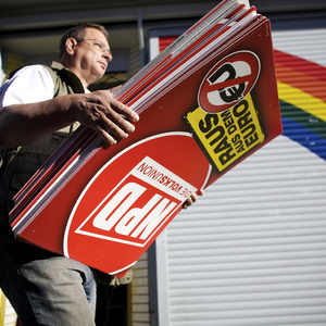 Das so genannte »Nationale Zentrum«, der Dortmunder Neonaziszene wird von der Polizei durchsucht.