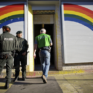 Das so genannte »Nationale Zentrum«, der Dortmunder Neonaziszene wird von der Polizei durchsucht.