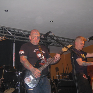 Die Band "Pitbullfarm" bei einem rechten Konzert.