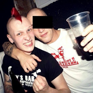 Patrick C. von "Punkfront" (links) präsentiert sich auf facebook.