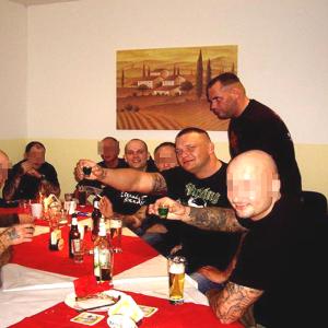 Treffen »alter« B&H-Kameraden, ca. 2008. Rechte Tischhälfte: V.l.n.r: Holger M. und Sascha Braumann (beide ehem. B&H Magdeburg), Marc B. (ehem. B&H Hildesheim), Thomas Düwell und Mirko S. (ehem. B&H Hildesheim); stehend: Hannes Franke