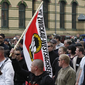 Michael Schöbel (1. v.r. mit kariertem Hemd), Mitarbeiter des "Eastwear Department" in Zwickau (ehemals "The Last Resort Shop") auf einem Aufmarsch am 1. Mai 2010 in Zwickau. Heute ist er Administrator der extrem rechten Facebook-Gruppe "Zwickau sagt Nein zum Asylmissbrauch".