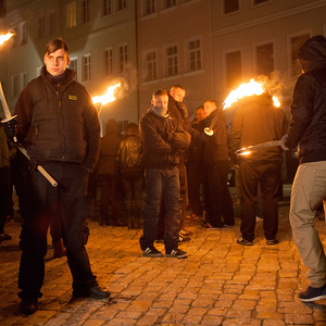 16. November 2013: Fackelmarsch von 1.500 Neonazis und Bürger_innen gegen die Unterbringung von Flüchtlingen in der ehemaligen Jägerkaserne in Schneeberg.