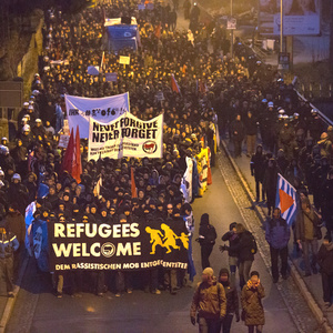 Gegen den Fackelmarsch rief die “Initiative sächsischer Antifa- und Antira-Gruppen” (ISAAG) zu einer Demonstration auf. Unter dem Motto “Refugees welcome! – Gegen den rassistischen Mob in Schneeberg und überall!” zogen über 600 Menschen vom Ortsteil Neustädtel ins Zentrum von Schneeberg.
