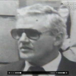 Der in Süd­afrika lebende Neonazi Horst Klenz/Heinrich Siems warb Söldner per An­zeigen in neonazistischen Zeitungen.