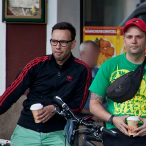 Die Magdeburger Neonazis Tino Steg (links) und Sascha Braumann (rechts) am Rande der NPD-Deutschlandtour 2012 in Magdeburg.