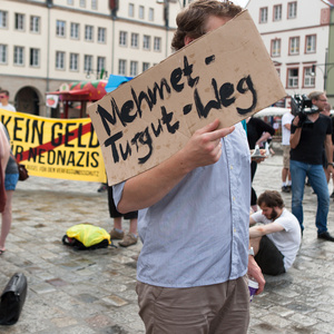 Kundgebung in Rostock vor der Bürgerschaftssitzung über den Entscheid einer Gedenkstätte.