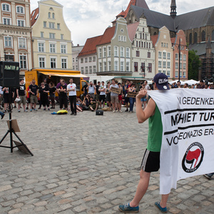 Kundgebung in Rostock vor der Bürgerschaftssitzung über den Entscheid einer Gedenkstätte.