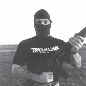 Hinter diesem bewaffneten C-18-Aktivisten vermuten JournalistInnen Bart Alsbrook.