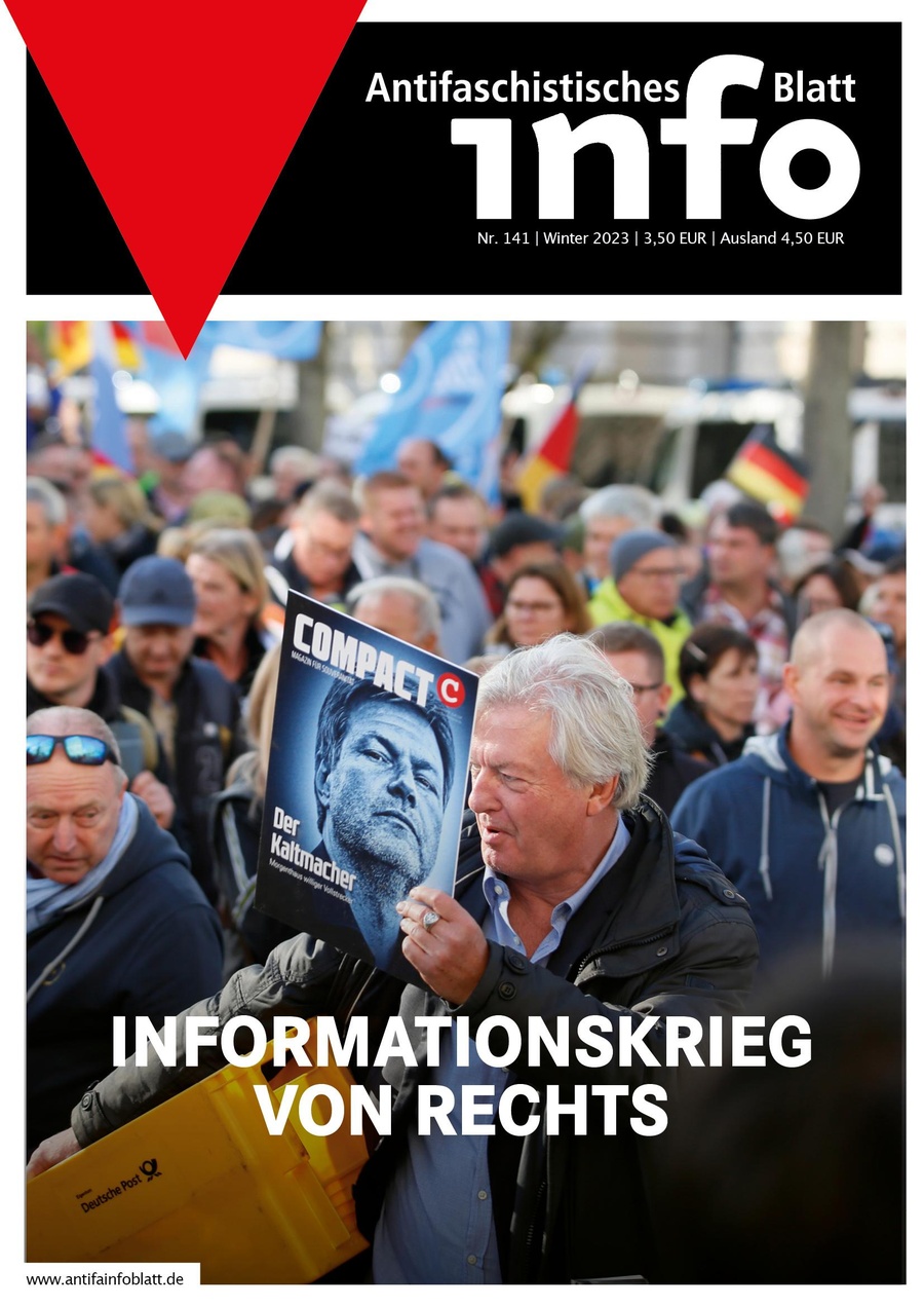 Auf einer rechten Demonstration wird das Magazin Compact verteilt.