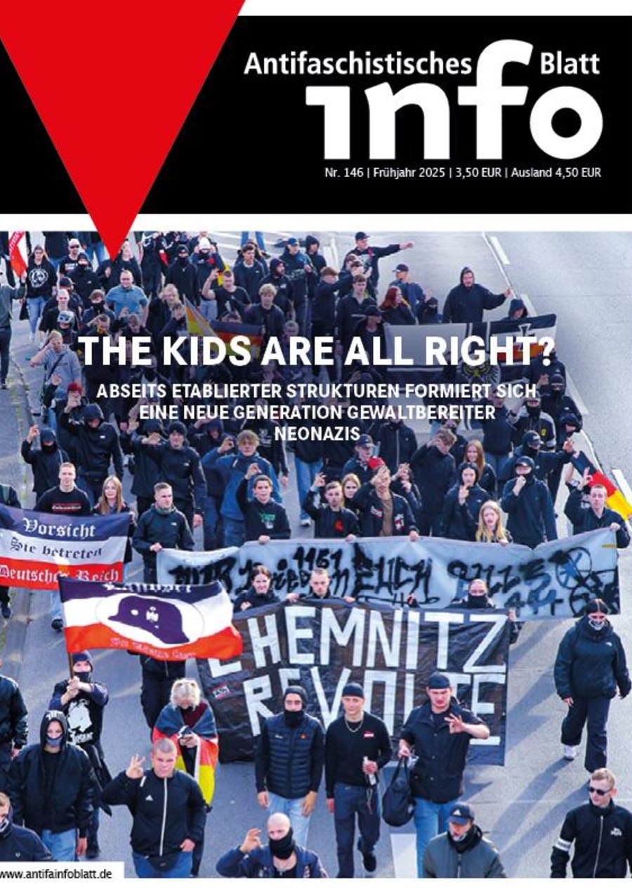 Titelblatt vom AIB 146 zeigt eine Demonstration junger Neonazis