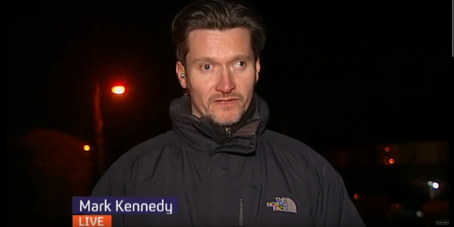 Screenshot: youtube.com/@Channel4News der Mark Kennedy zeigt
