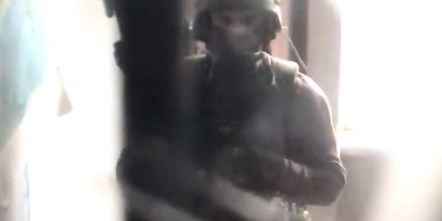 Schwer bewaffneter Polizist