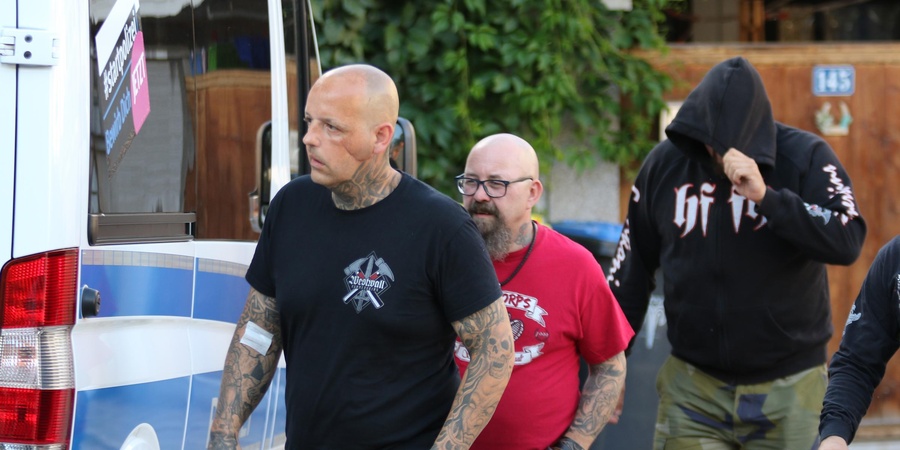 Foto: Die Hammerskins Heiko S., Daniel A. und Daniel O.  (v.l.n.r.) am 8. Juli 2023 in Eisenach.