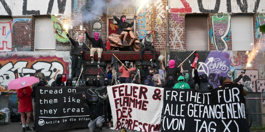 Antifas zeigen in einem Gruppenfoto Solidarität