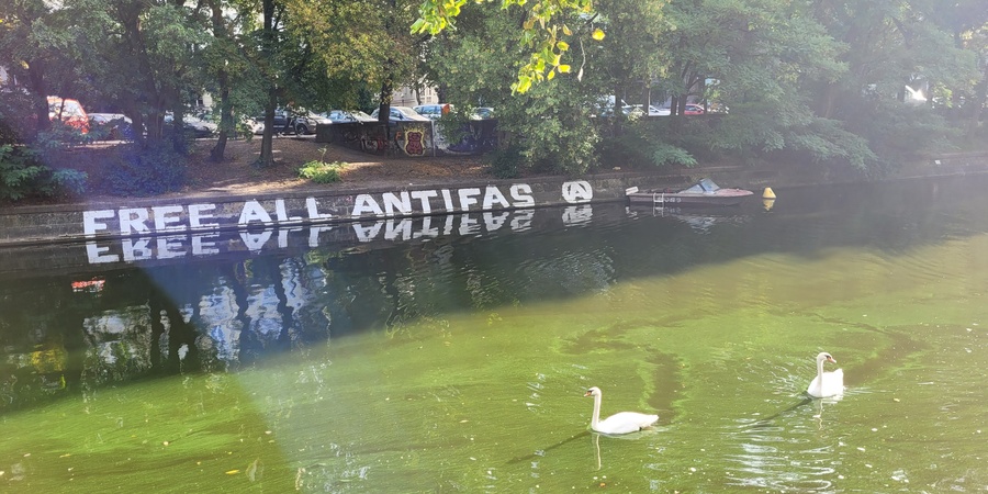Sprüherei: Free all Antifas