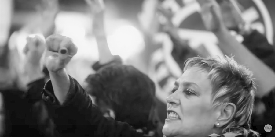 Protest: Frau streckt Faust in die Luft