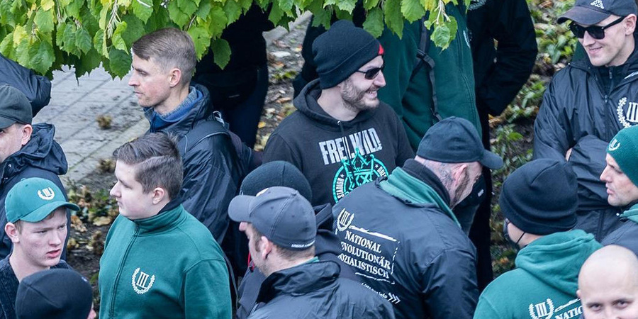 Felix M. (Bildmitte im Freiwild-Pullover) im Oktober 2022 in Plauen auf einer Demo des „Der III. Weg“.