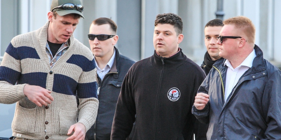 Brandstifter Maik Schneider und Bürgermeisterkandidat Sven Kilian, mit Pierre Dornbrach, Thomas E. und Björn Brusak (v.l.n.r), während eines flüchtlingsfeindlichen Aufzuges 2015 in Nauen.