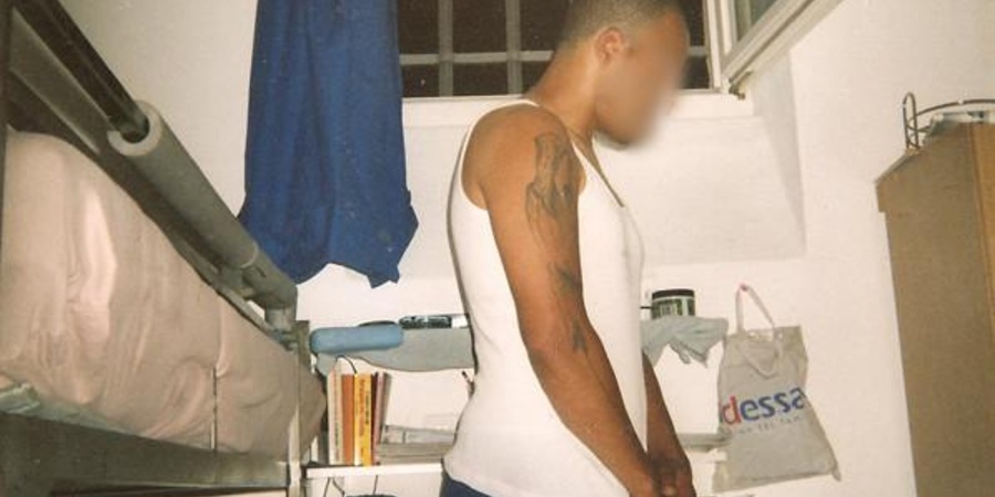 Person steht in einer Gefängniszelle