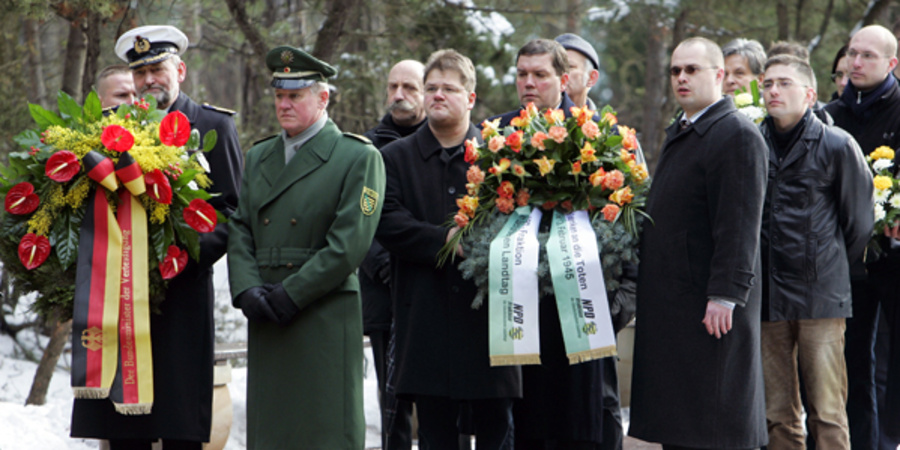 Sächsische NPDler im Februar 2006 zusammen mit Polizisten bei einer Kranzniederlegung auf dem Dresdner Heidefriedhof.