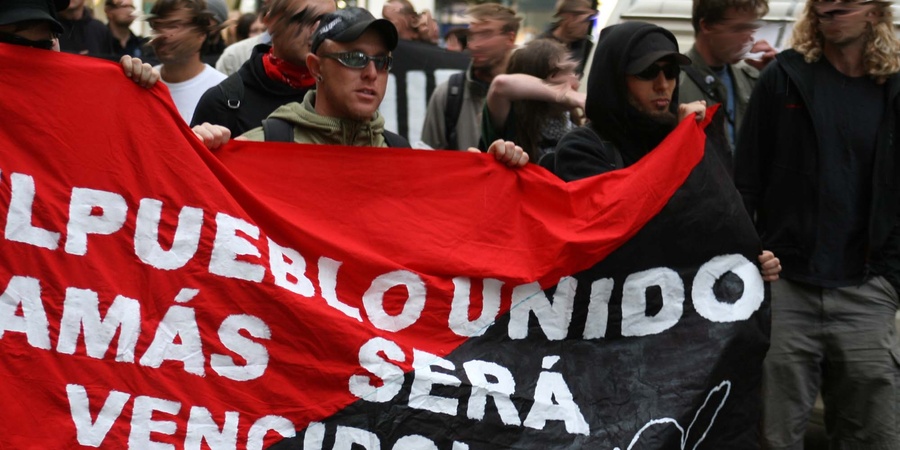 Anti-EU-Demo am 5. September 2009 in Berlin. Am Transparent Marc Kluge (links) und Daniel Pommerenke (rechts).