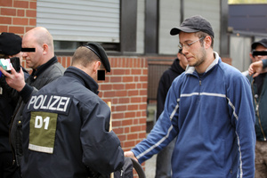 Der frühere NPD-Funktionär Sebastian T. in einer Polizeikontrolle.