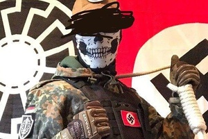 Selbstinszenierung von "Totenwaffen".
