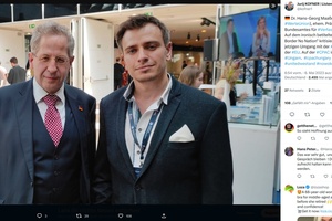 In Budapest (Ungarn) treffen sich etwa der AfD-Landtagskandidat Jurij Christopher Kofner und Dr. Hans-Georg Maaßen (CDU, Werte Union, Ex-Bundesamtes für Verfassungsschutz) beim Panel „No Border No Nation“ (sic) - hier gemeint als Anti-Migrationsappell. (Bild: Screenshot: twitter.com/kofner1)
