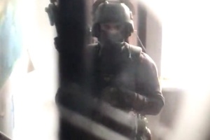 Schwer bewaffneter Polizist