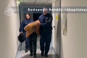 Ein festgenommener Antifa wird für einen Videoclip vorgeführt.