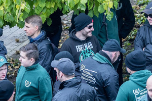 Felix M. (Bildmitte im Freiwild-Pullover) im Oktober 2022 in Plauen auf einer Demo des „Der III. Weg“.