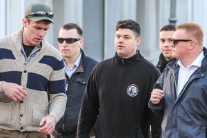 Brandstifter Maik Schneider und Bürgermeisterkandidat Sven Kilian, mit Pierre Dornbrach, Thomas E. und Björn Brusak (v.l.n.r), während eines flüchtlingsfeindlichen Aufzuges 2015 in Nauen.