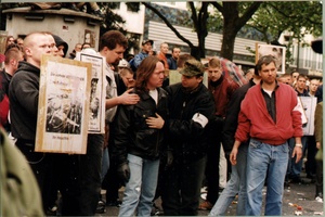 Bernd Schöppe (mit Bart) und Hans-Robert Klug (mit Mütze) bei dem Versuch bei einer anderen Demonstration Meinhard Otto E. aus Bielefeld zu beruhigen.