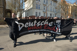 Sebastian Thom (links) im März 2012 auf einer NPD-Demonstration in Frankfurt/Oder mit einem Transparent von "nw-berlin".