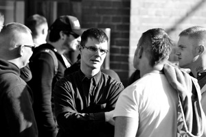 Der regionale NPD-Funktionär Dirk Arendt (mitte).