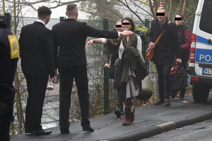 Der rechte Rapper Patrick Bass (Bildmitte) begrüßt eine Besucherin des ersten „Jungeuropa“ Konferenz auf dem Germanenhaus 2018.